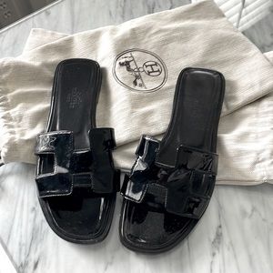 Hermes patent black oran slides 36